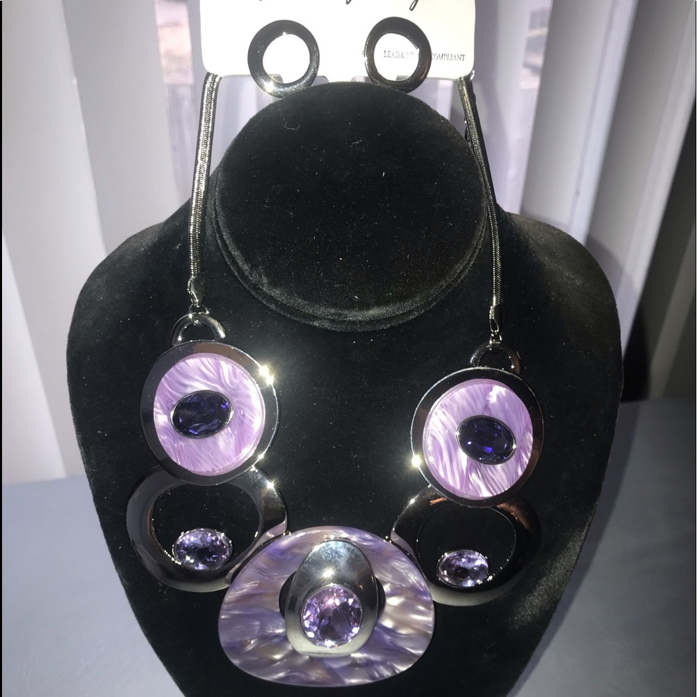 Beautiful necklace with earrings to match!!